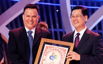 鳳鋁鋁業(yè)被評爲“市民最喜愛的品牌企業(yè)”、“廣彿同城至愛彿山品牌”